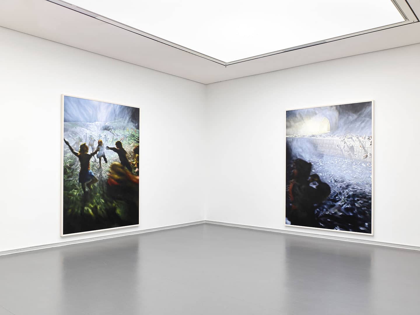 Exhibition view of Philipp Fröhlich's solo show Märchen at Von der Heydt Kunsthalle Barmen, produced by Kunst- und Museumsverein Wuppertal. The image shows two paintings based on "der Rattenfänger von Hameln" (the pied piper of Hamelin, a legend collected by the brothers Grimm