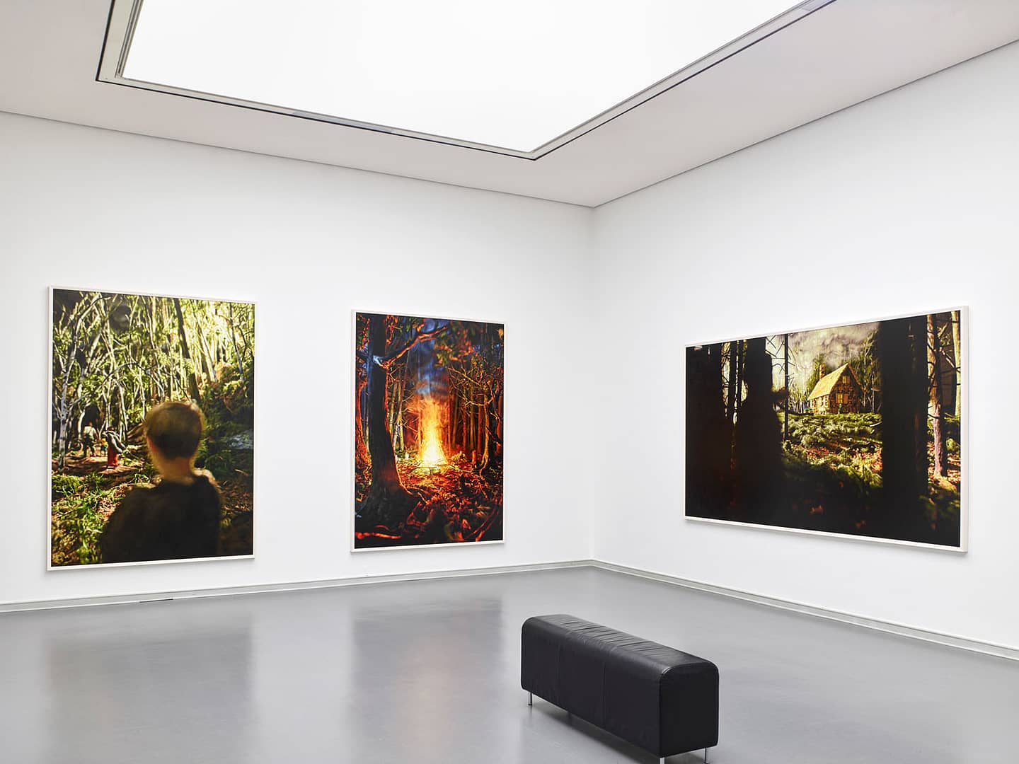 Exhibition view of Philipp Fröhlich's solo show Märchen at Von der Heydt Kunsthalle Barmen, produced by Kunst- und Museumsverein Wuppertal. The image shows three paintings from Philipp Fröhlich's cycle on Hänsel and Gretel by the brothers Grimm.