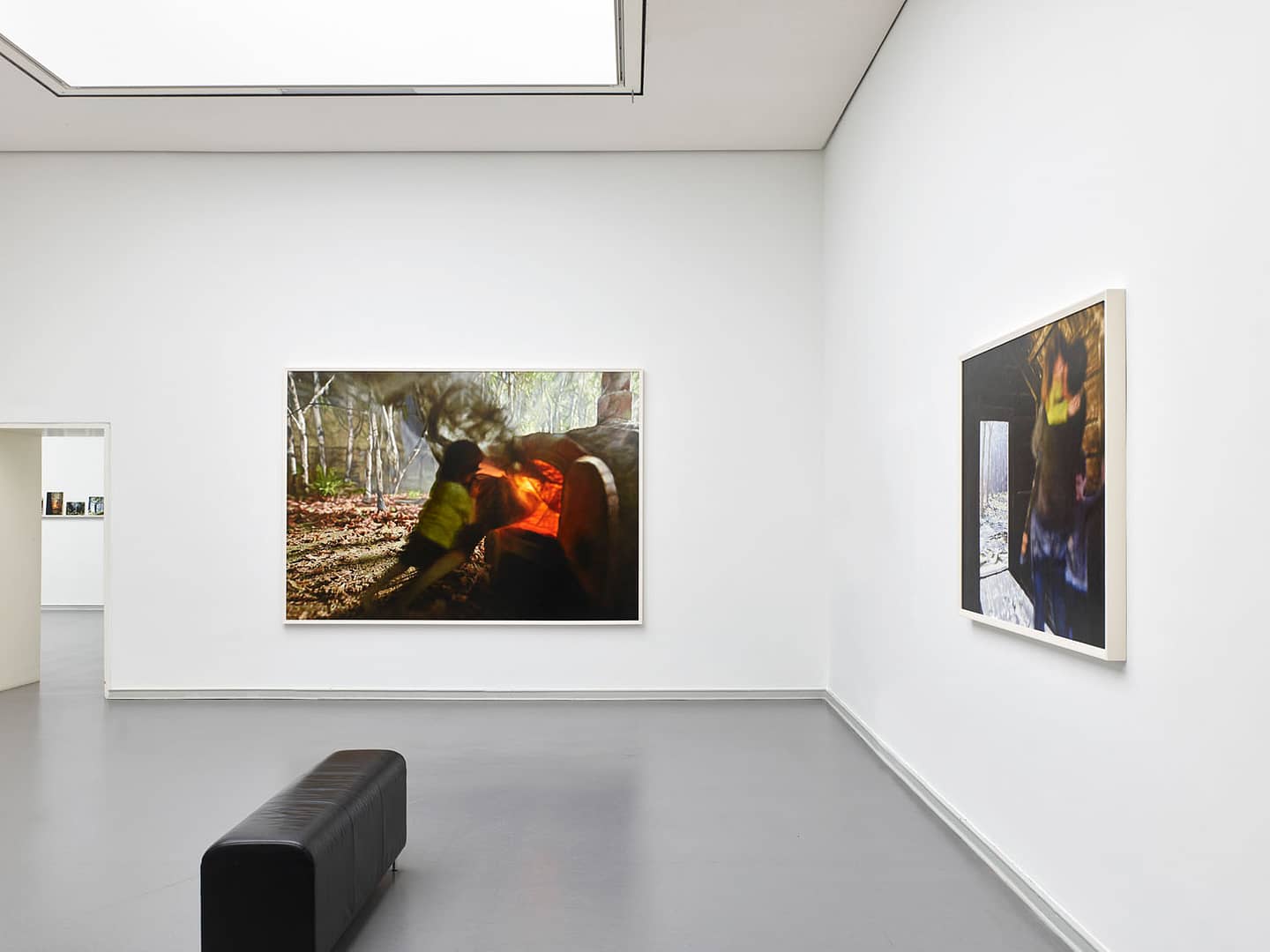 Exhibition view of Philipp Fröhlich's solo show Märchen at Von der Heydt Kunsthalle Barmen, produced by Kunst- und Museumsverein Wuppertal. The image shows two paintings from Philipp Fröhlich's cycle on Hänsel and Gretel by the brothers Grimm.