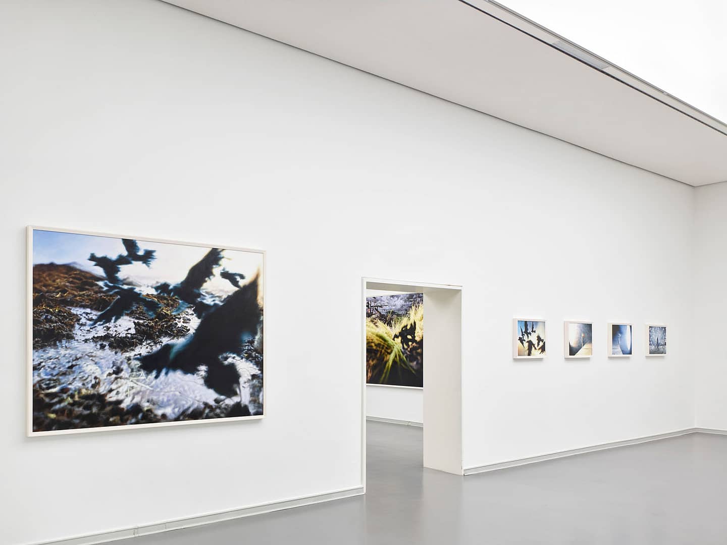Exhibition view of Philipp Fröhlich's solo show Märchen at Von der Heydt Kunsthalle Barmen, produced by Kunst- und Museumsverein Wuppertal. The image shows various paintings based on popular fairy tales, like the Hobyahs and the seven ravens, hanging at the exhibition.