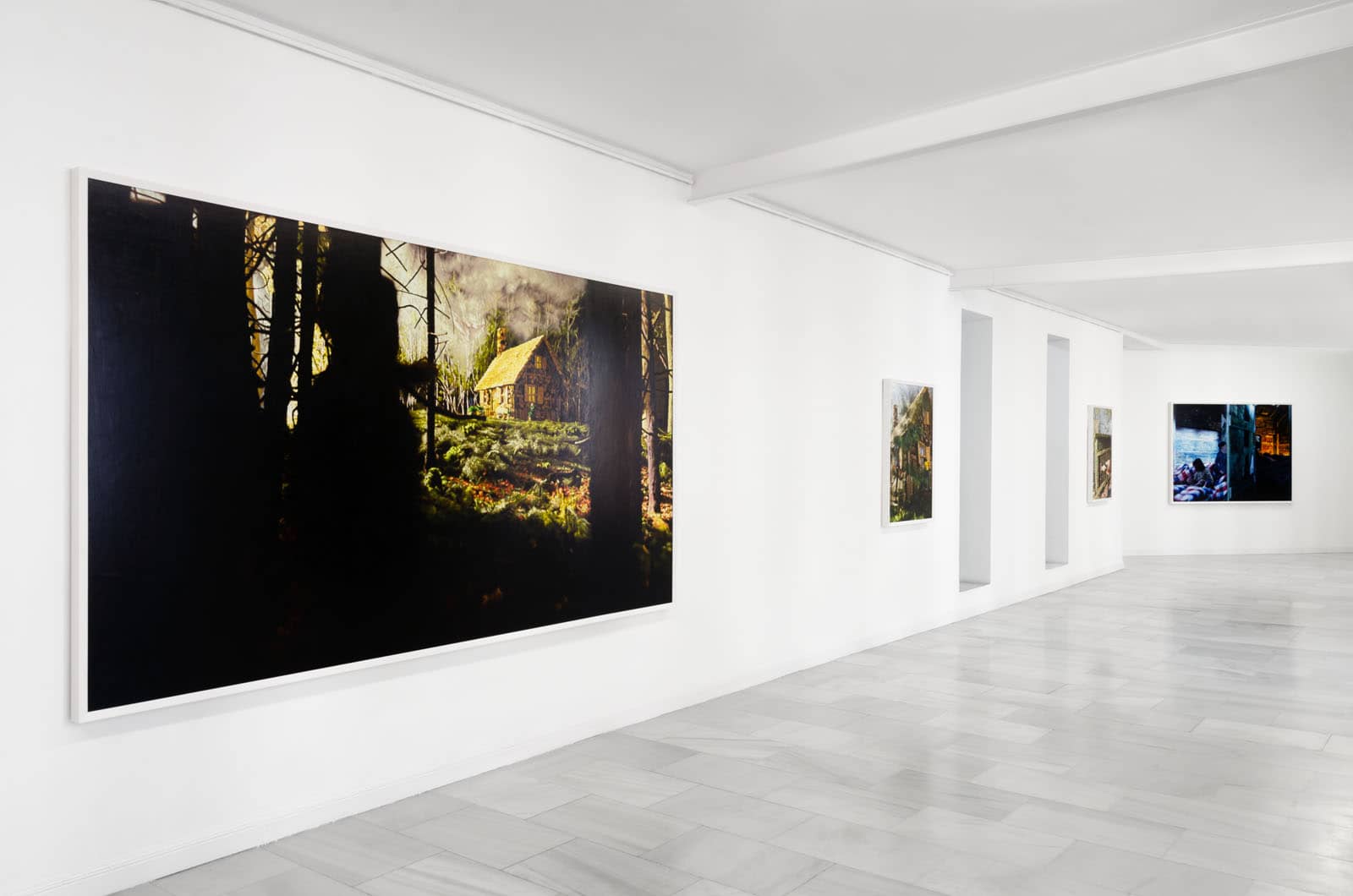 Exhibition view of Philipp Fröhlich's solo show "Hänsel y Gretel" at Juana de Aizpuru gallery in Madrid, 2019. Four oil paintings showing scenes from the fairy tale by the brothers Grimm are seen in the photography.