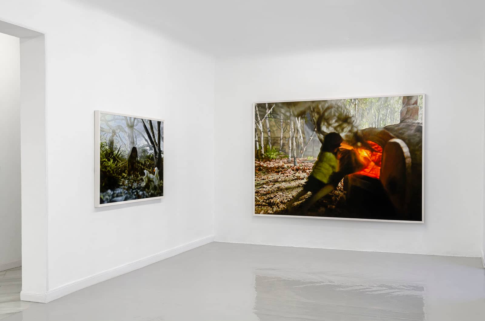Exhibition view of Philipp Fröhlich's solo show "Hänsel y Gretel" at Juana de Aizpuru gallery in Madrid, 2019. Four oil paintings showing scenes from the fairy tale by the brothers Grimm are seen in the photography.